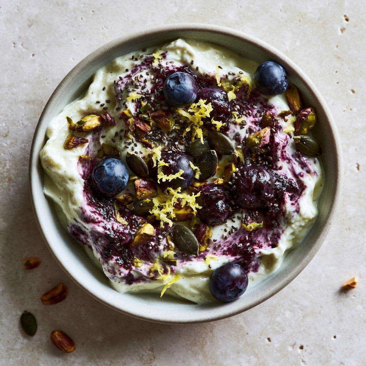 Citroen-vanille skyr met warme blauwe bessen & pistachecrumble