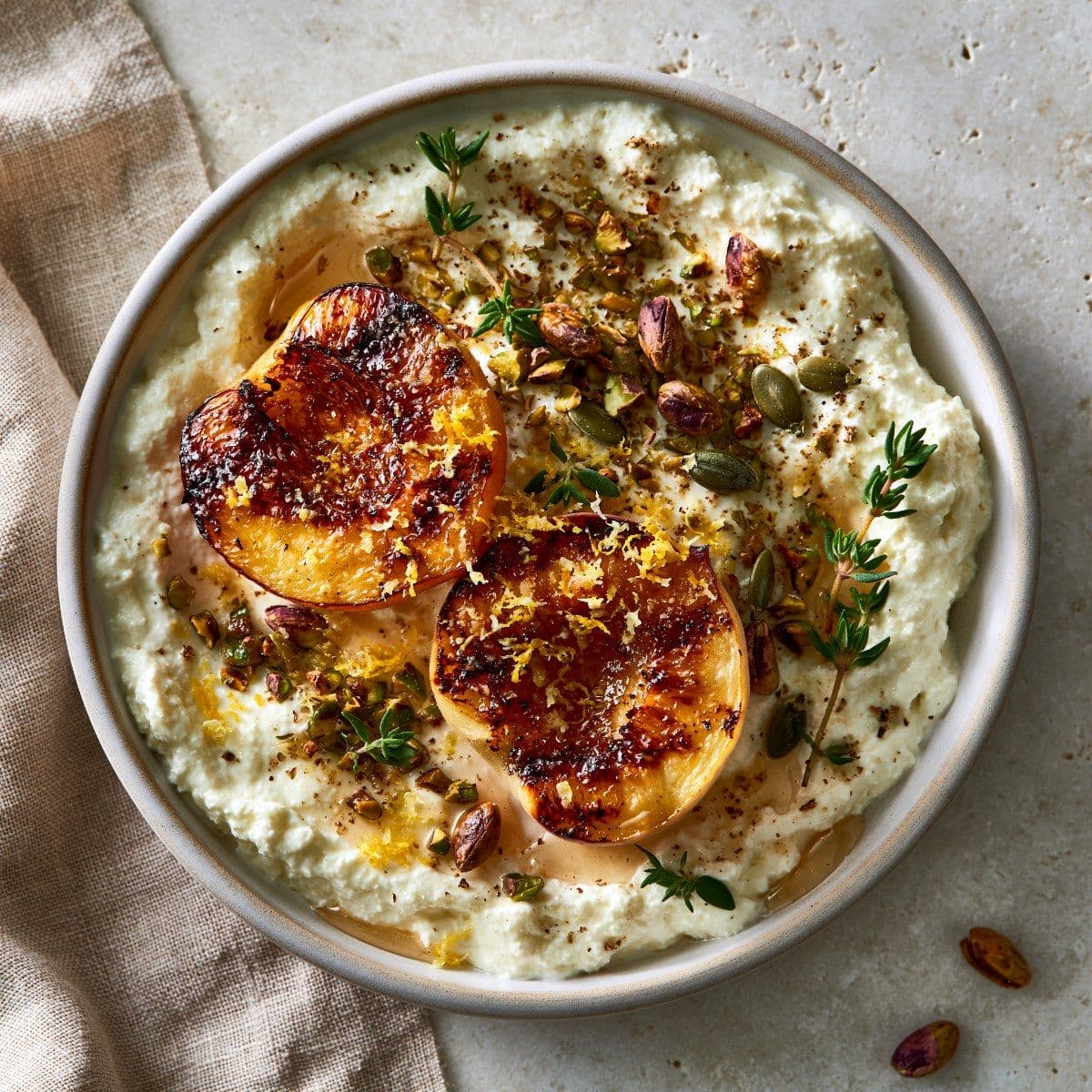 Cottage cheese met geroosterde perzik, pistache & tijm