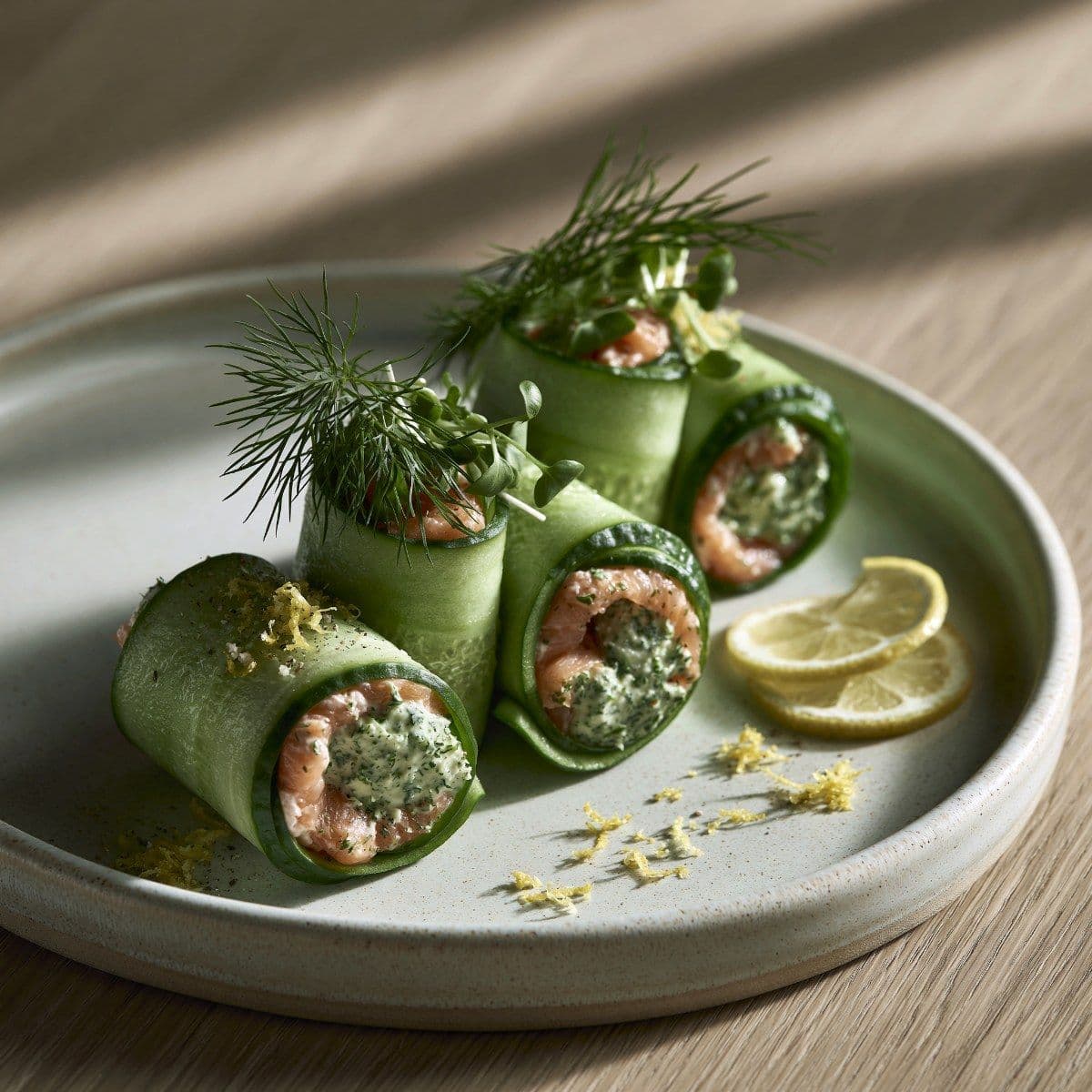 Komkommerrolletjes met gerookte zalm & kruidenroomkaas