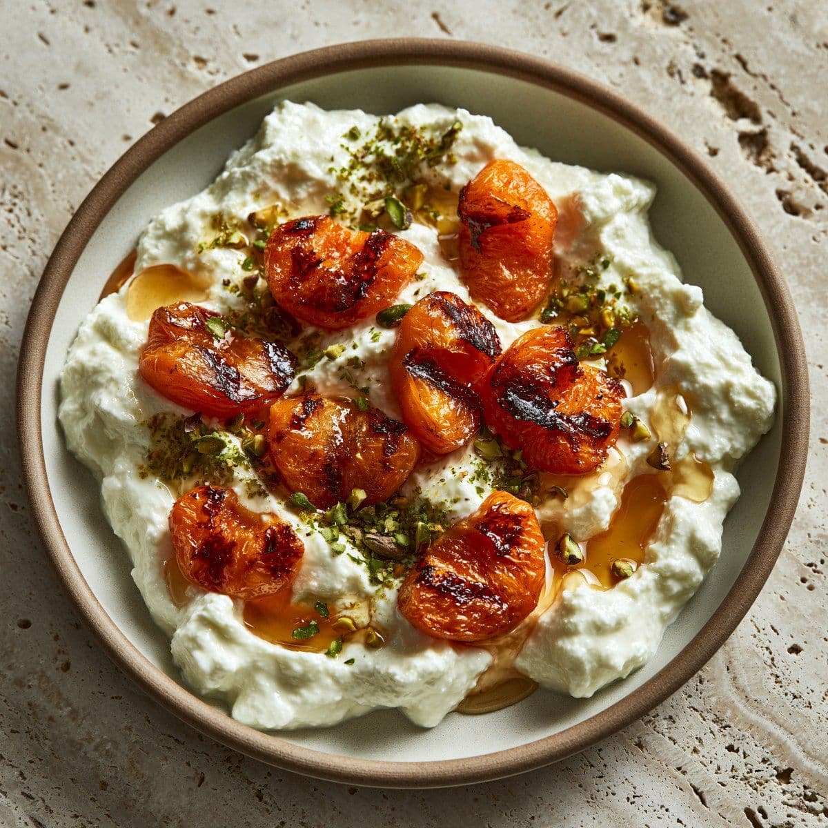 Ricotta met warme abrikozen, pistache & honing